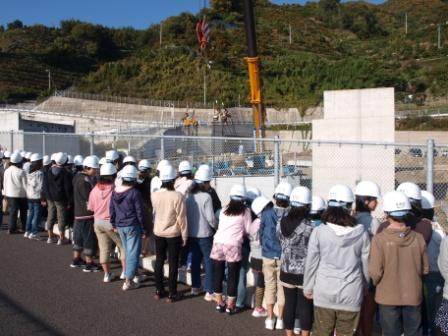 橋の架設状況を見学の画像