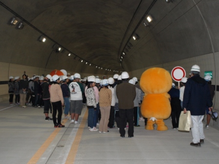 完成したトンネル内の見学の画像