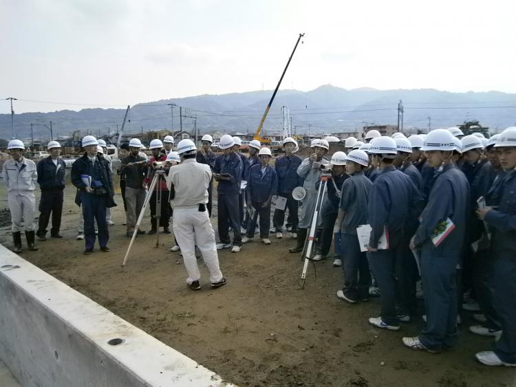 測量機器を使用した測量体験の画像1