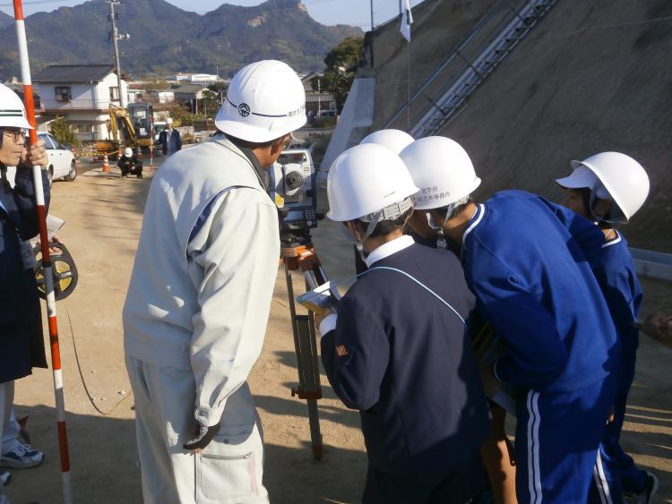 測量機器を使用した測量体験の画像