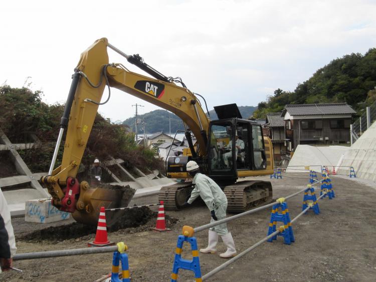 スコップで重機(バックホウ)と掘削勝負をして、重機のパワーを体感の画像1