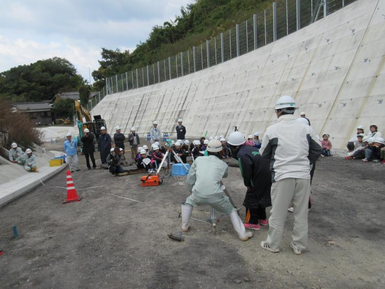 測量機器（光波測距儀）を用いた測量体験の画像