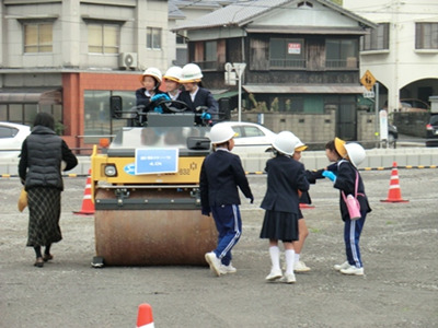 重機（バックホウ、ユニック車等への試乗体験の画像2