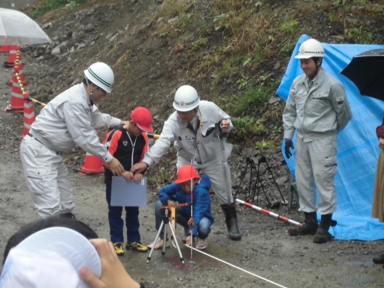 測量機器に触れ、作業効率の高さを実感の画像