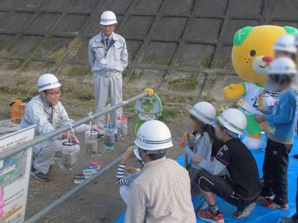 土の種類による透水性の違いを体験の画像