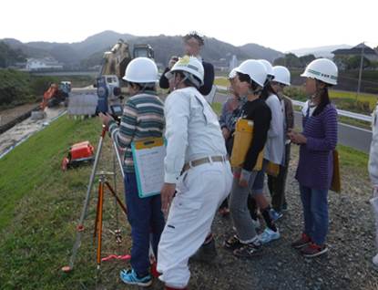 測量機器を使用した測量体験の画像