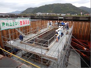 橋梁下部の現場を見学の画像