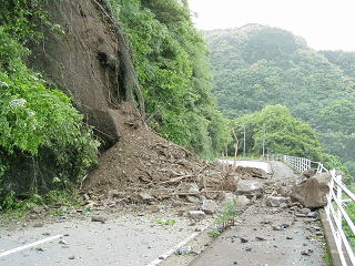 山側法面の崩壊による被災の画像