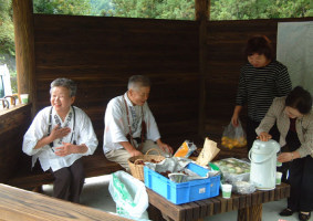 地元住民によるお接待風景の画像