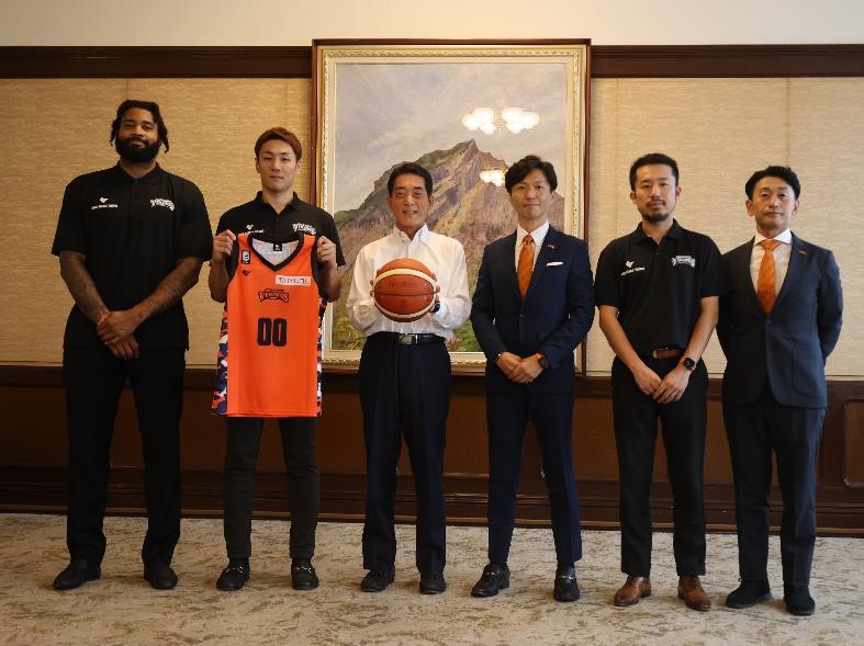 9月20日（水曜日）愛媛オレンジバイキングス選手・ヘッドコーチらの訪問（県庁）