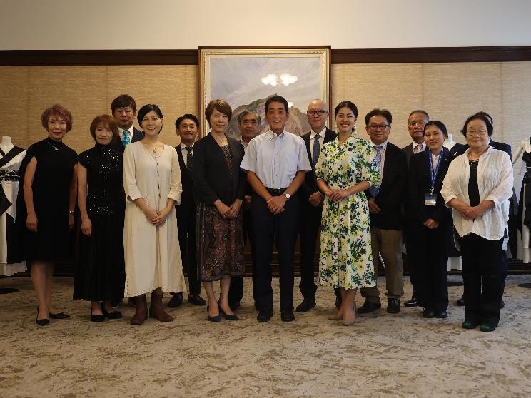 9月21日（木曜日）県民文化会館で開催予定の舞台「一粒萬倍～愛媛の女神と五穀豊穣の物語～」関係者らの訪問（県庁）