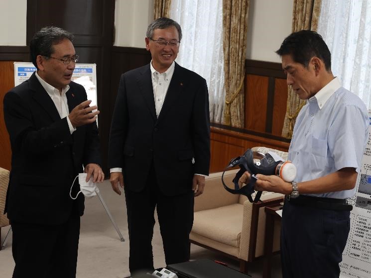 9月21日（木曜日）四国電力社長らの訪問（「伊方発電所廃止措置研究に係る検討会」の研究成果に関する報告）（県庁）