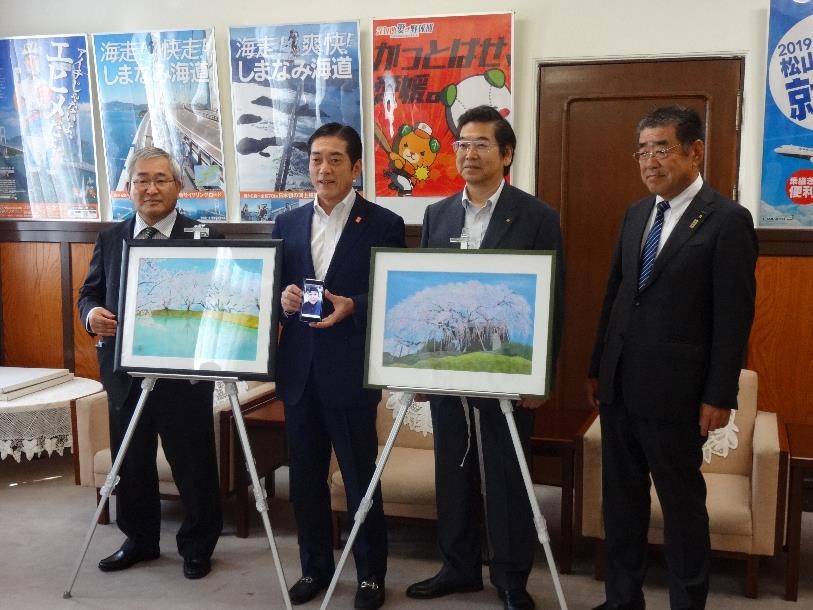 10月28日（月曜日）画家　倉橋三郎氏からの作品贈呈式（県庁）の画像