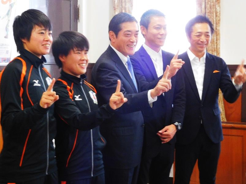 11月13日（水曜日）愛媛FC社長、愛媛FCレディース監督・選手らの訪問（県庁）の画像