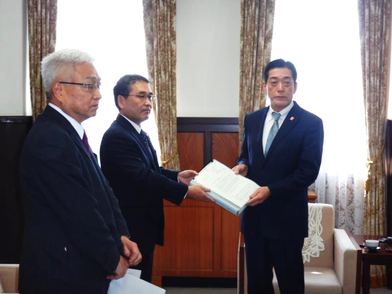 3月17日（火曜日）四国電力社長らの訪問（続発した伊方発電所異常事象に係る原因及び再発防止策に関する報告）（県庁）の画像