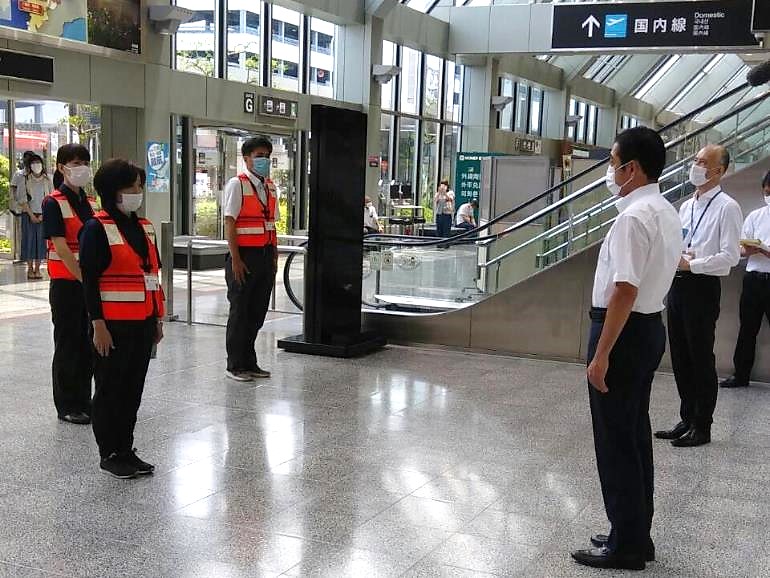 7月19日（日曜日）令和2年7月豪雨被災地への保健師等派遣出発式（松山空港）の画像