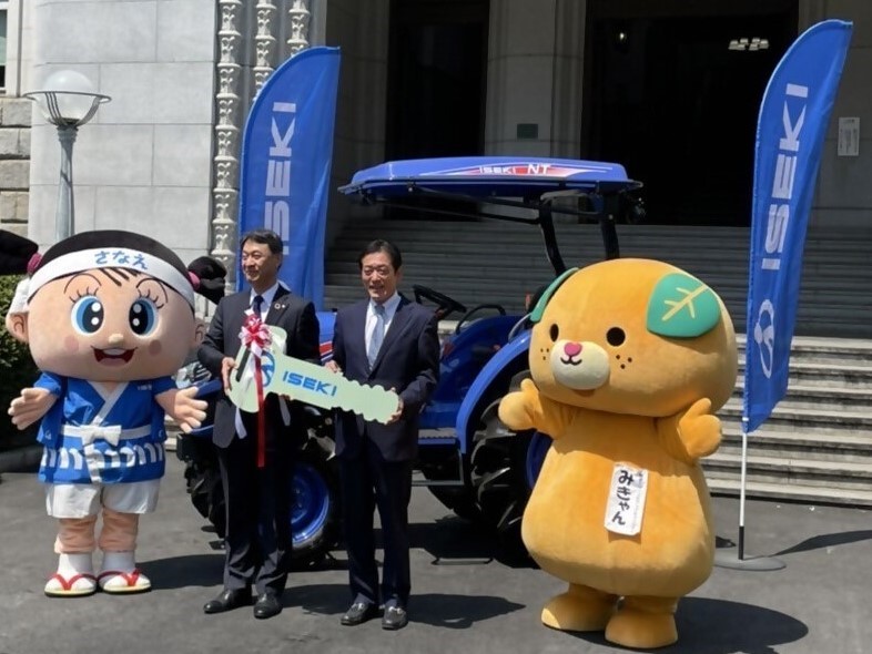 4月20日（水曜日）井関農機株式会社からのトラクタ贈呈式（県庁）の画像