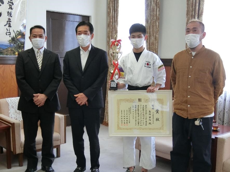 5月16日（月曜日）ポイント・アンド・ノックアウト全日本少年少女空手道選手権大会で優勝の県内中学生らの訪問（県庁）の画像