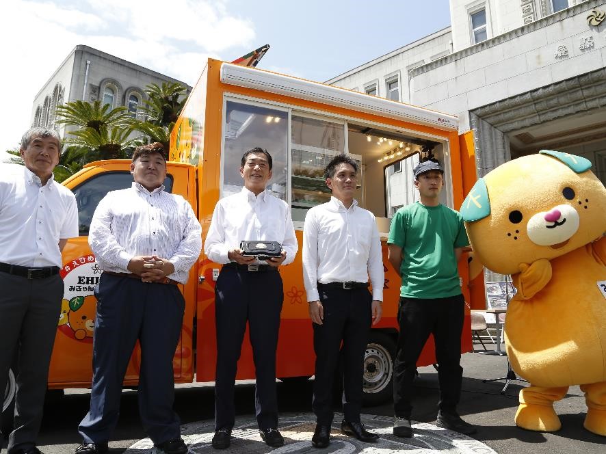 6月7日（火曜日）「首都圏まるごと愛媛PRキッチンカー」お披露目会（県庁本館前）の画像