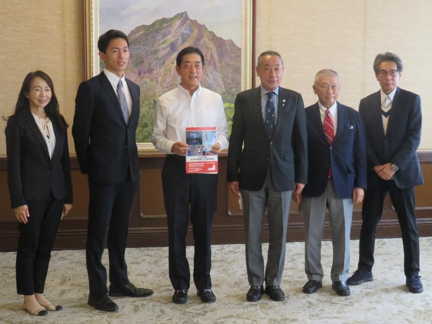 10月11日（火曜日）全日本大学対抗テニス王座決定試合関係者らの訪問（県庁）の画像