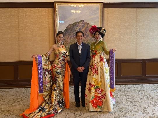 5月9日（火曜日）Mrs of the Year WORLD 受賞者らの訪問（県庁）の画像