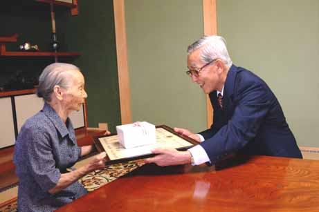 9月13日（金曜日）老人の日に伴う長寿者訪問（野村町）の画像