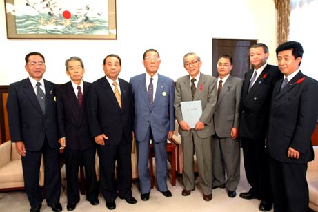 10月3日（金曜日）宇摩地域4市町村からの合併申請書の提出（県庁）の画像