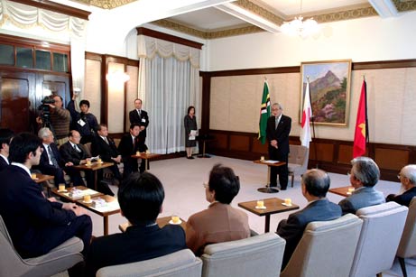 11月28日（金曜日）青年海外協力隊第2次隊員出発あいさつ・えひめ青年海外協力大使委嘱式（県庁）の画像