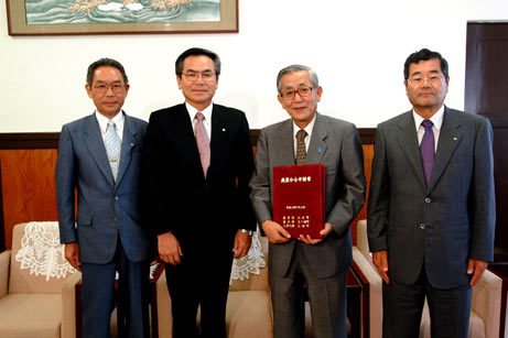 7月13日（火曜日）内子町・五十崎町・小田町からの合併申請書の提出（県庁）の画像