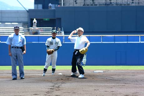 7月14日（水曜日）全国高等学校野球選手権愛媛大会開会式、始球式（坊ちゃんスタジアム）の画像