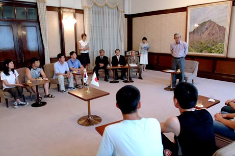 8月4日（水曜日）サマースクーリングIN松山で来県の韓国人大学生の表敬（県庁）の画像