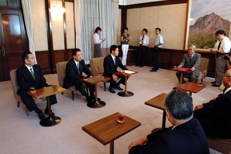 8月13日（金曜日）松山市・北条市・中島町からの合併申請書の提出（県庁）の画像