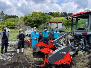 にんにく掘り取り機の実演