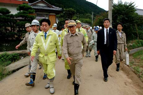 10月4日（月曜日）国土交通大臣との被害現場視察(新居浜市）の画像