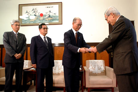 11月9日（火曜日）伊予市・中山町・双海町からの合併申請書の提出（県庁）の画像