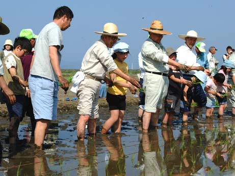 4月29日（金曜日）四国中央市学校給食米田植え記念式典（四国中央市）の画像