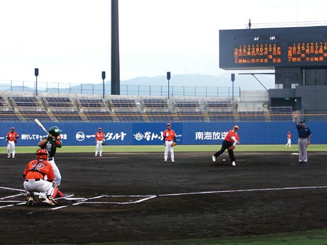 6月2日（木曜日）「愛媛マンダリンハ゜イレーツ」対「香川オリーブガイナーズ」始球式（坊ちゃんスタジアム）の画像