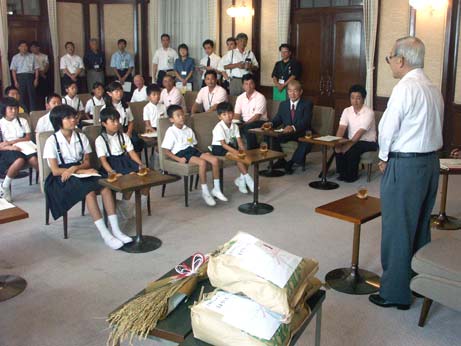 8月31日（水曜日）四国中央市からの学校給食米の贈呈（県庁）の画像