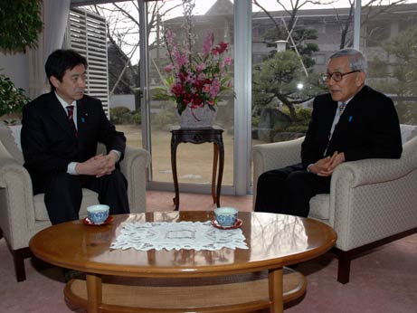 1月27日（日曜日）塩崎内閣官房長官との会談（県知事公舎）の画像