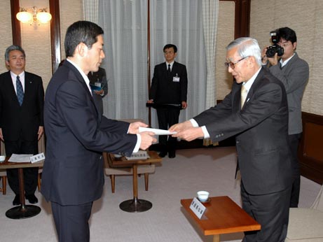 2月19日（月曜日）愛媛県後期高齢者医療広域連合設立許可証授与式（県庁）の画像