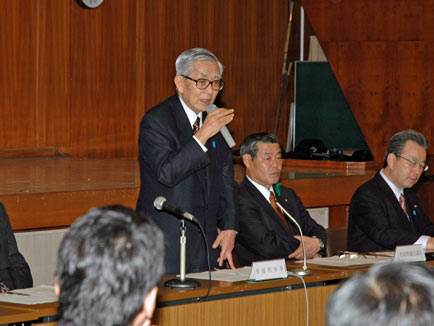 4月16日（水曜日）道路特定財源の暫定税率の失効に伴う県自治体代表者会議（県庁）の画像