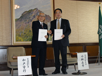 12月4日（木曜日）愛媛大学地域医療学講座設置に関する協定書調印式（県庁）の画像