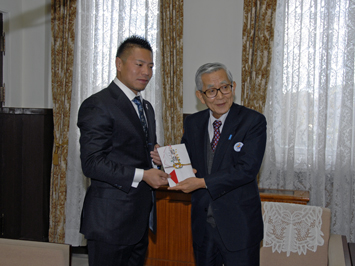 1月13日（火曜日）タンパベイレイズ岩村選手からの寄付に対する感謝状贈呈式（県庁）の画像