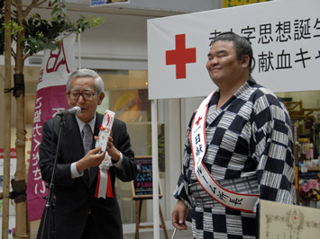 4月23日（木曜日）元関脇玉春日関一日献血ルーム所長委嘱状交付式（松山市内）の画像