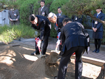 11月26日（木曜日）天皇陛下御即位20年奉祝県議会議員の会との記念植樹（県議会議事堂前）