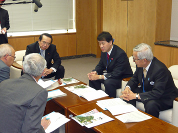 12月17日（木曜日）「北朝鮮による拉致被害者を救出する知事の会」による拉致問題担当大臣への要望（東京都）の画像