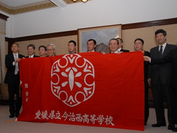 3月8日（月曜日）選抜高等学校野球大会出場校に対する愛媛県応援旗贈呈式（県庁）の画像