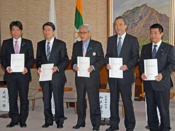 3月29日（月曜日）地域医療再生計画に基づく愛媛大学への寄附講座の設置に関する協定調印式（県庁）の画像