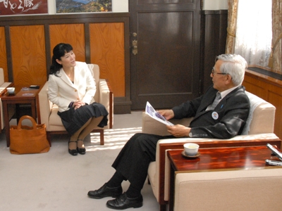 5月12日（水曜日）リレー・フォー・ライフえひめ実行委員会委員長らの訪問（県庁）の画像