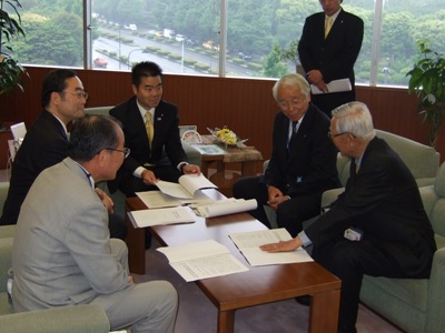 5月20日（木曜日）本州四国連絡高速道路の出資金に関する国土交通大臣政務官への意見書提出（東京都）の画像